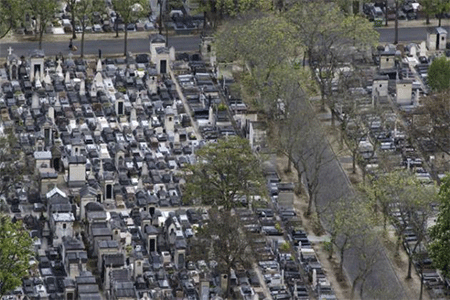Cuarenta tumbas cristianas profanadas en un cementerio en Francia